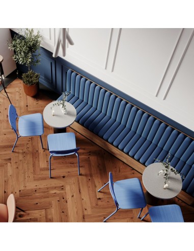 Espace de restauration avec chaises bleues modèle designer Hens 215