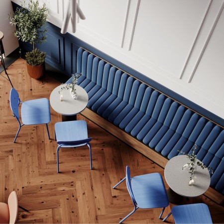 Espace de restauration avec chaises bleues modèle designer Hens 215