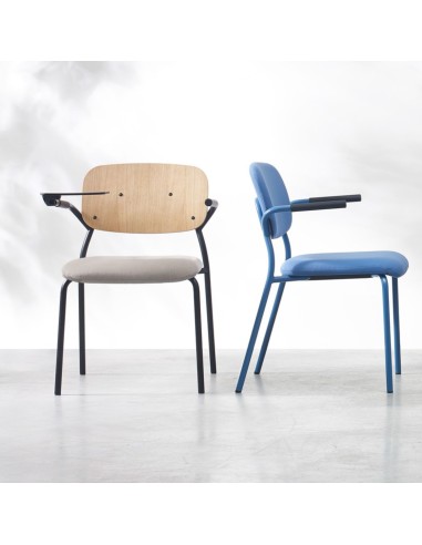 Différents modèles de la chaise Hens 220 avec accoudoirs pour salles de formation professionnelles