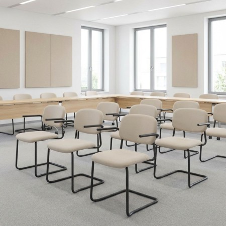 Chaise de réunion Hens HS 230 tapissée beige avec piétement traîneau noir, vue de trois-quarts 2