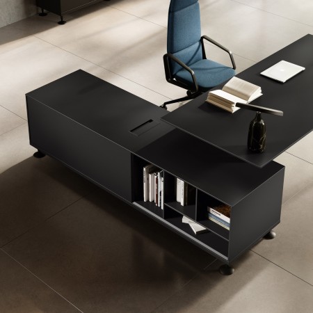 Armoire de rangement noire du bureau Enosi avec niches ouvertes sous le retour