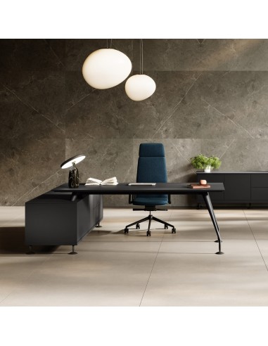 Bureau de direction Enosi haut de gamme entièrement noir avec retour et armoire assortis dans un espace moderne