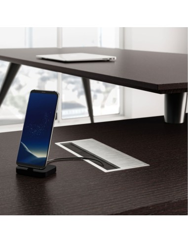 Gros plan du top access du bureau Enosi noir dédié à la gestion élégante des câbles