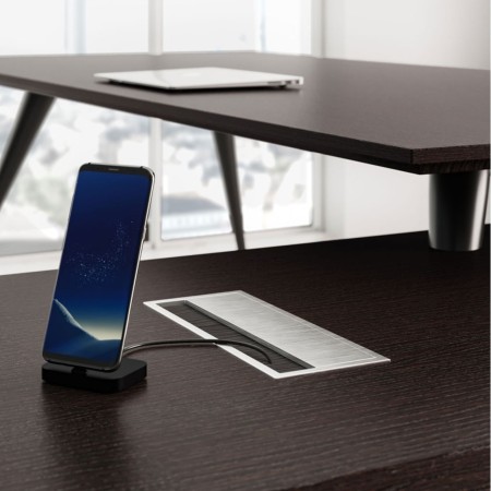 Gros plan du top access du bureau Enosi noir dédié à la gestion élégante des câbles