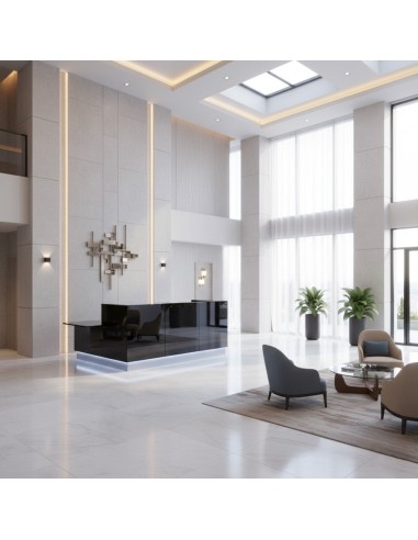 Espace d'accueil dans entrée d'hôtel avec meuble de réception noir, fauteuils et table basse