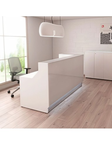 Meuble d'accueil blanc dans petit espace de réception lumineux