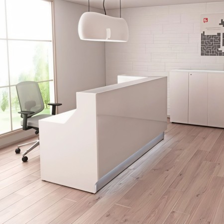 Meuble d'accueil blanc dans petit espace de réception lumineux