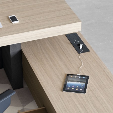 Boîtier multifonction noir intégré au bureau Jera avec ports USB et prises pour charge