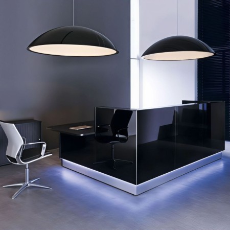 Banque d'accueil noire ave led intégrée et module bas sur l'un des côtés