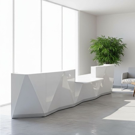 Meuble de réception blanc dans petit espace d'accueil