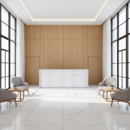 Banque d'accueil blanche avec fauteuils gris et table basse en bois