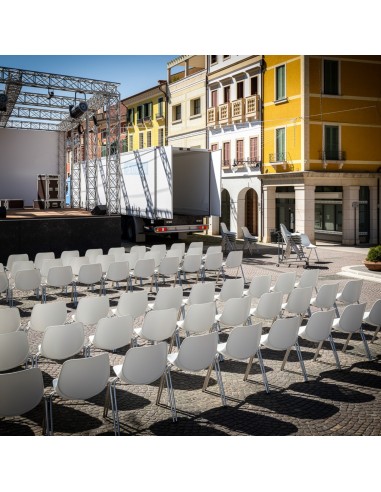 Chaises Eggo EG 215 blanches installées pour une manifestation en extérieur