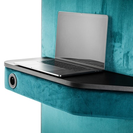 Détail du panneau latéral bois clair et poignée de porte de la cabine Treehouse. - Treehouse