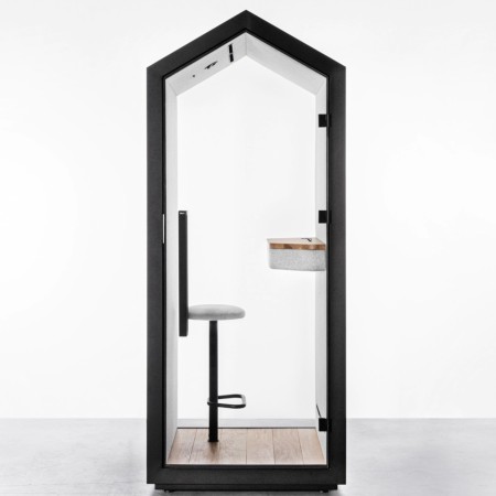 Cabine Treehouse ouverte montrant l’intérieur en finition claire. - Treehouse