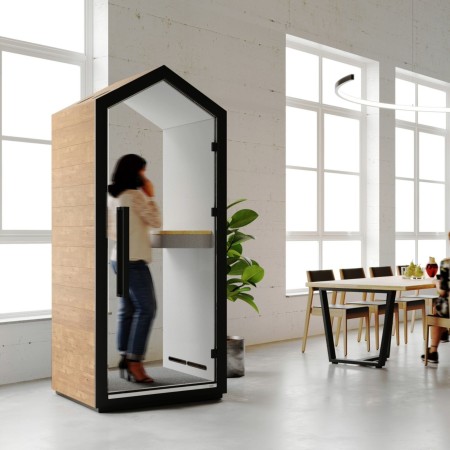 Cabine acoustique Treehouse dans un bureau lumineux avec poste de travail debout. - Treehouse