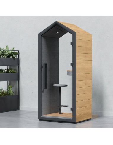 Plan de travail bois intégré dans la cabine Treehouse avec prise encastrée. - Treehouse