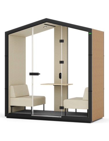 Vue intérieure de la cabine Treehouse avec assises et table centrale intégrées. - Treehouse