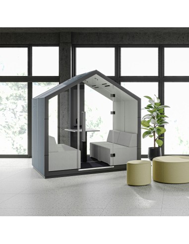 Cabine Treehouse grise installée près d’une baie vitrée avec banquettes vertes. - Treehouse