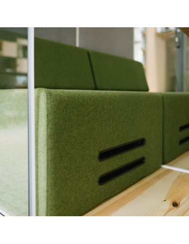 Détail de banquette verte intégrée dans la cabine Treehouse. - Treehouse