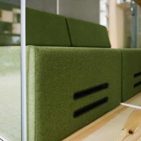 Détail de banquette verte intégrée dans la cabine Treehouse. - Treehouse