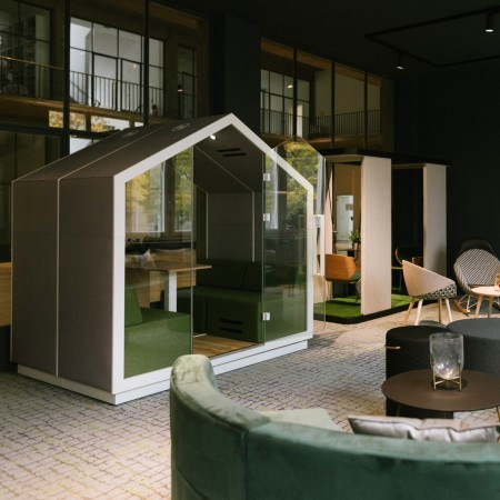 Cabine Treehouse en finition vert olive avec assises et table centrale. - Treehouse 2