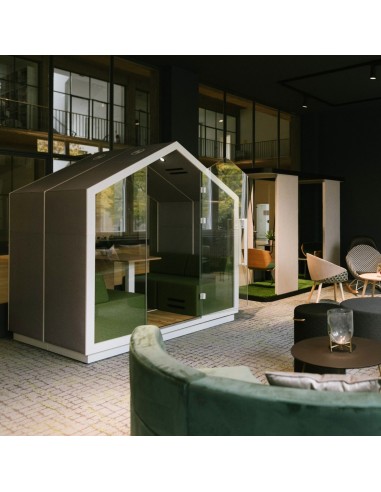 Cabine acoustique Treehouse dans un espace lounge, finition bois clair et structure blanche. - Treehouse