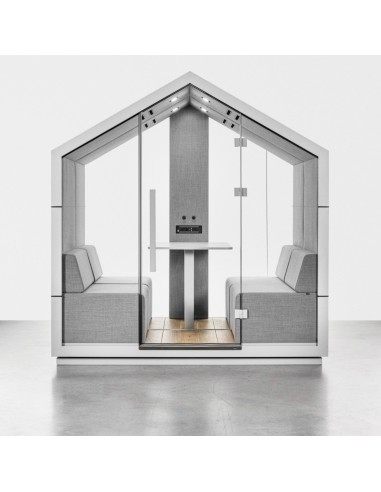 Intérieur de la cabine Treehouse en finition blanche avec banquettes et table minimaliste. - Treehouse