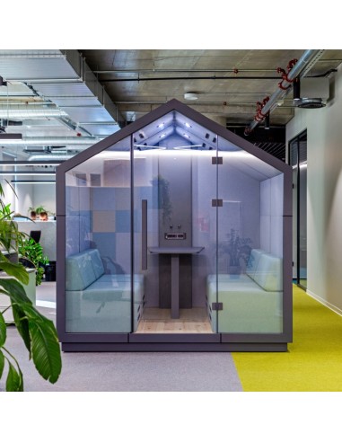 Cabine Treehouse en verre avec éclairage supérieur et bancs latéraux. - Treehouse
