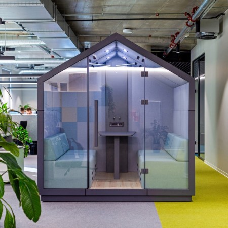 Cabine Treehouse en verre avec éclairage supérieur et bancs latéraux. - Treehouse