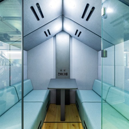 Cabine Treehouse installée dans un espace ouvert moderne, finition bois clair. - Treehouse