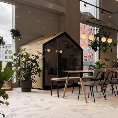 Cabine acoustique Treehouse installée dans un espace intérieur végétalisé, finition bois clair. - Treehouse