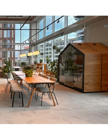 Cabine Treehouse au sein d’un espace moderne avec grande serre intérieure. - Treehouse