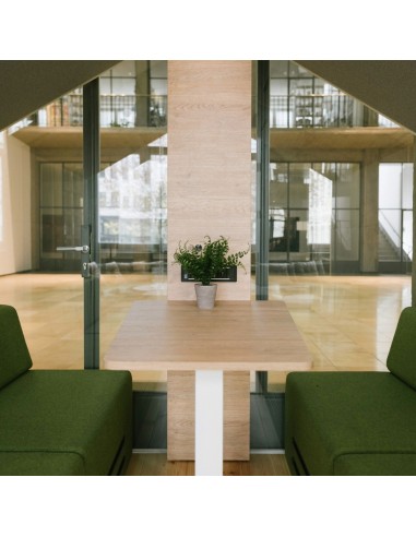 Cabine Treehouse panoramique avec façade entièrement vitrée, intégrée dans un salon professionnel. - Treehouse