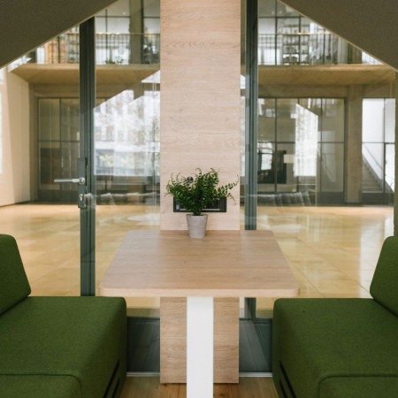 Cabine Treehouse panoramique avec façade entièrement vitrée, intégrée dans un salon professionnel. - Treehouse