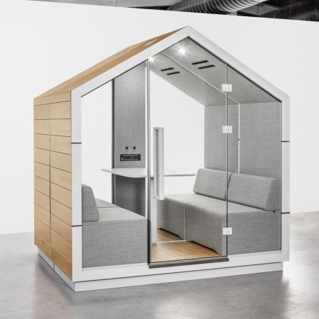 Cabine Treehouse placée dans un environnement de coworking avec mobilier bois et métal. - Treehouse