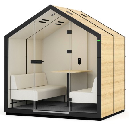 Cabine Treehouse en bois et structure noire, intégrée dans un hall lumineux avec plantes. - Treehouse