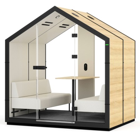 Cabine Treehouse en finition bois clair avec assises blanches et table centrale. - Treehouse