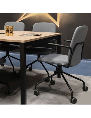 Chaise ergonomique Hens HS 4K1 H en usage autour d’une table de réunion