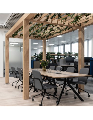 Chaise Hens HS 4K1 H tapissée en tissu gris dans une salle de conférence