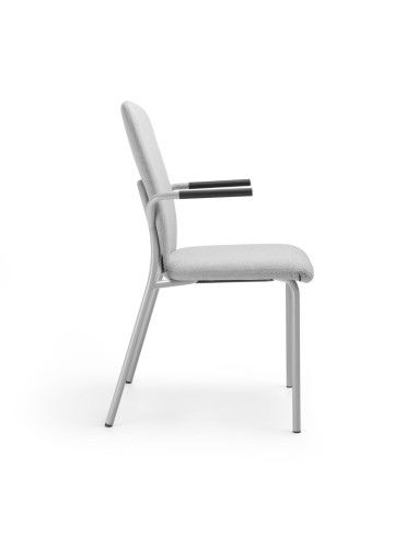 Chaise avec accoudoirs PUT suspendable sur table Hens vue latérale