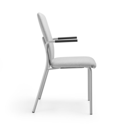 Chaise avec accoudoirs PUT suspendable sur table Hens vue latérale