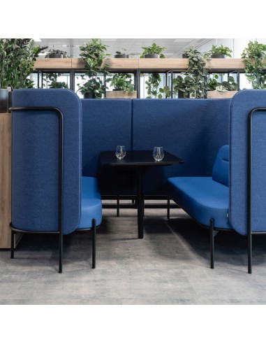 Configuration de sièges Fora formant une alcôve carrée avec table centrale pour réunions en petit comité. - Fora