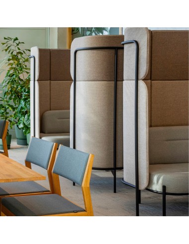 Espace collaboratif intégrant plusieurs modules Fora en finition bleue, organisés en alcôves de réunion. - Fora