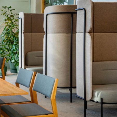 Espace collaboratif intégrant plusieurs modules Fora en finition bleue, organisés en alcôves de réunion. - Fora