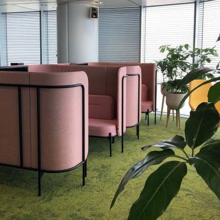 Banquettes acoustiques Fora en finition rose disposées en ligne dans un environnement moderne et végétalisé. - Fora 2