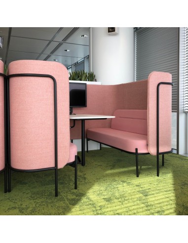 Alcôve Fora rose avec banquettes et table rectangulaire, créant un espace convivial dans un bureau moderne. - Fora