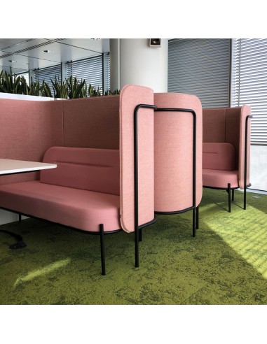 Espace de réunion composé de plusieurs modules Fora rose clair, intégrés dans un environnement lumineux et végétal. - Fora