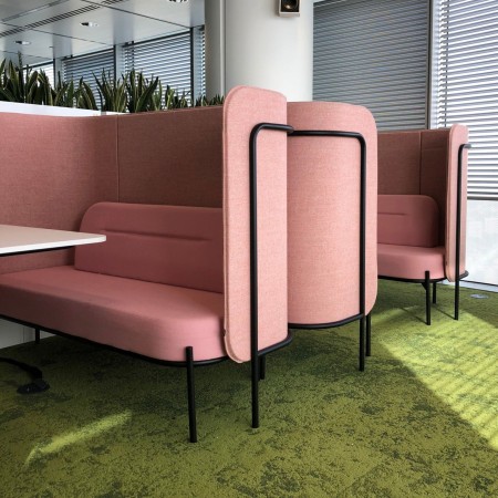 Espace de réunion composé de plusieurs modules Fora rose clair, intégrés dans un environnement lumineux et végétal. - Fora