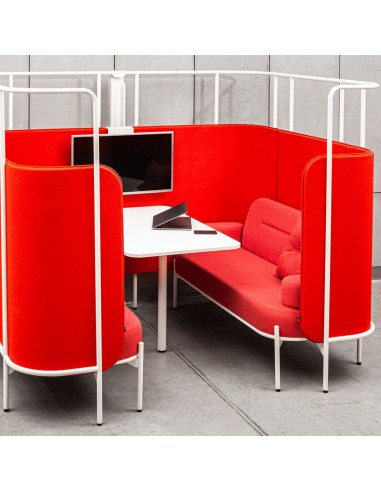 Configuration audacieuse de Fora rouge formant une alcôve dynamique pour réunions collaboratives. - Fora