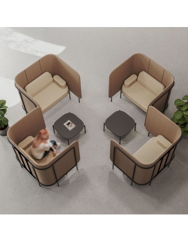 Fauteuils Fora beige et marron organisés autour de tables basses dans une disposition semi-ouverte. - Fora